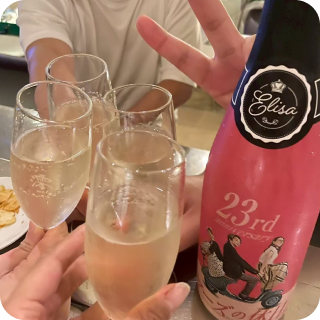 スパークリングで乾杯する様子